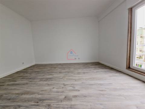 Apartamento T3 totalmente remodelado com Suíte e Arrecadação em Corroios-€267500