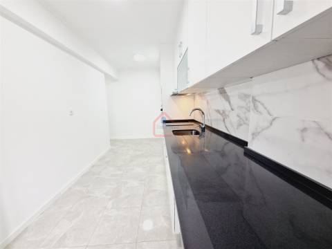 Apartamento T3 totalmente remodelado com Suíte e Arrecadação em Corroios-€267500