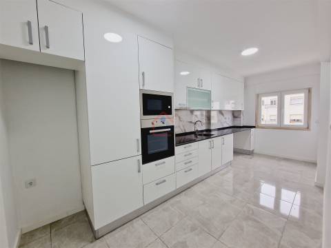 Apartamento T3 totalmente remodelado com Suíte e Arrecadação em Corroios-€267500