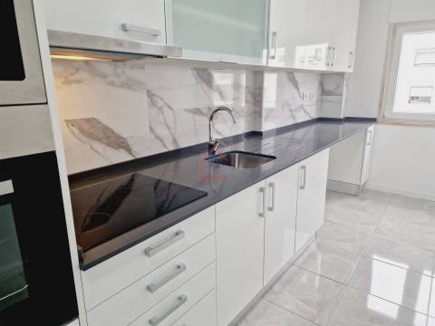 Apartamento T3 totalmente remodelado com Suíte e Arrecadação em Corroios-€267500