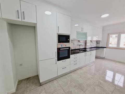 Apartamento T3 totalmente remodelado com Suíte e Arrecadação em Corroios-€267500