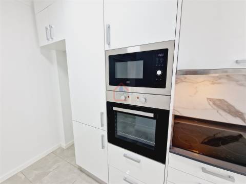 Apartamento T3 totalmente remodelado com Suíte e Arrecadação em Corroios-€267500