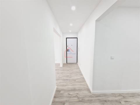 Apartamento T3 totalmente remodelado com Suíte e Arrecadação em Corroios-€267500
