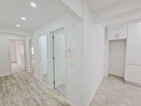 Apartamento T3 totalmente remodelado com Suíte e Arrecadação em Corroios-€267500