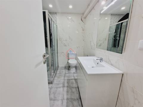 Apartamento T3 totalmente remodelado com Suíte e Arrecadação em Corroios-€267500