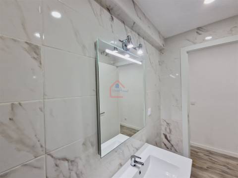 Apartamento T3 totalmente remodelado com Suíte e Arrecadação em Corroios-€267500