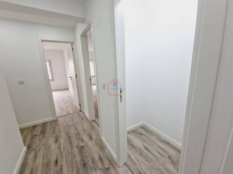 Apartamento T3 totalmente remodelado com Suíte e Arrecadação em Corroios-€267500