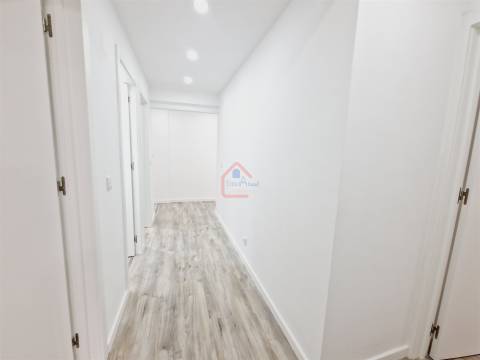 Apartamento T3 totalmente remodelado com Suíte e Arrecadação em Corroios-€267500