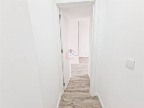 Apartamento T3 totalmente remodelado com Suíte e Arrecadação em Corroios-€267500