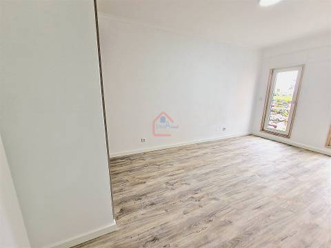 Apartamento T3 totalmente remodelado com Suíte e Arrecadação em Corroios-€267500