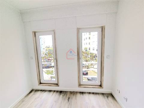 Apartamento T3 totalmente remodelado com Suíte e Arrecadação em Corroios-€267500