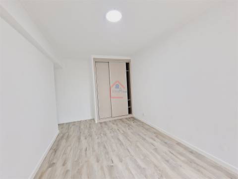 Apartamento T3 totalmente remodelado com Suíte e Arrecadação em Corroios-€267500