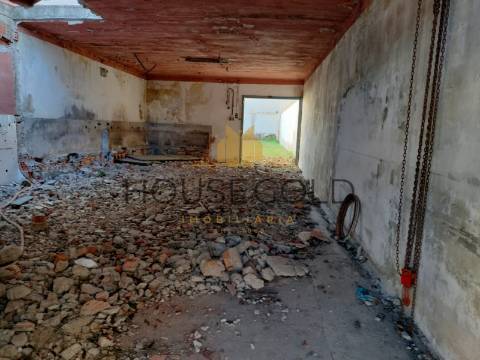 Moradia para reconstrução em Almeirim (ALM-274)