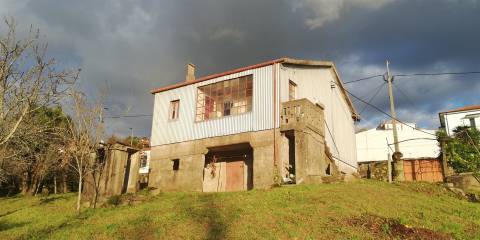 CPM20241 Moradia T2+1,  4 Frentes com + 900m2 em Avintes, Gaia,  próximo Parque Biológico Gaia