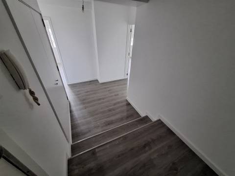 CPM20274 APT T2 a 3 min pé Metro  à Av. Fernão Magalhães remodelado Campanhã pronto habitar!