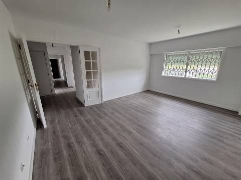 CPM20274 APT T2 a 3 min pé Metro  à Av. Fernão Magalhães remodelado Campanhã pronto habitar!