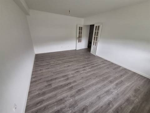 CPM20274 APT T2 a 3 min pé Metro  à Av. Fernão Magalhães remodelado Campanhã pronto habitar!