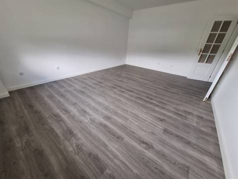 CPM20274 APT T2 a 3 min pé Metro  à Av. Fernão Magalhães remodelado Campanhã pronto habitar!