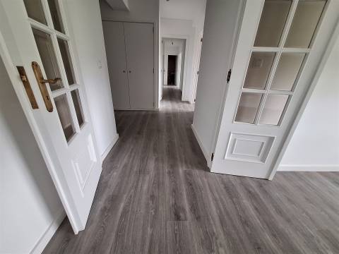 CPM20274 APT T2 a 3 min pé Metro  à Av. Fernão Magalhães remodelado Campanhã pronto habitar!