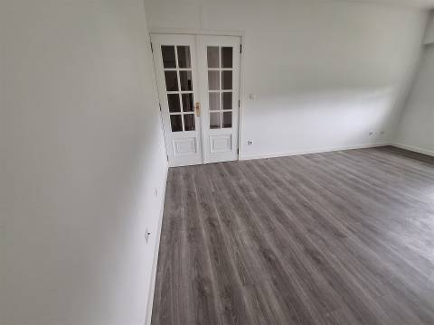 CPM20274 APT T2 a 3 min pé Metro  à Av. Fernão Magalhães remodelado Campanhã pronto habitar!