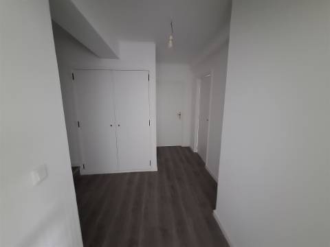 CPM20274 APT T2 a 3 min pé Metro  à Av. Fernão Magalhães remodelado Campanhã pronto habitar!