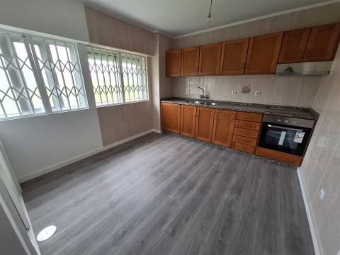 CPM20274 APT T2 a 3 min pé Metro  à Av. Fernão Magalhães remodelado Campanhã pronto habitar!