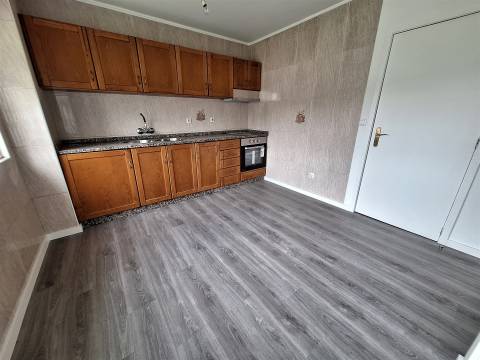 CPM20274 APT T2 a 3 min pé Metro  à Av. Fernão Magalhães remodelado Campanhã pronto habitar!