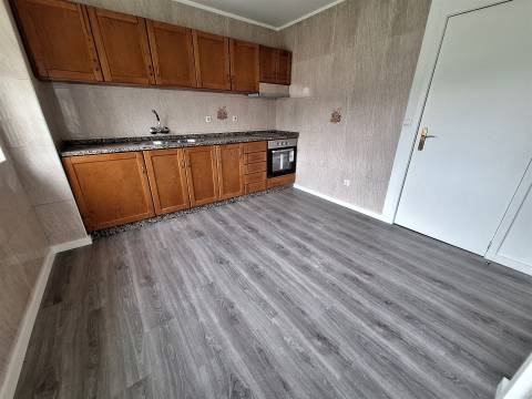 CPM20274 APT T2 a 3 min pé Metro  à Av. Fernão Magalhães remodelado Campanhã pronto habitar!