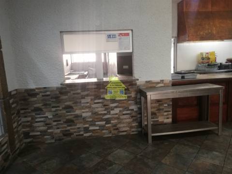 CPM20403fr Restaurante Snack Bar junto a Farmácia  em Gueifães à Rua Manuel Pinto Canedo 890,00€
