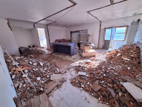 Refª  CPM20518 APT T3 com 2 Wc´s c/ Varanda a 1,5Km Jardim Morro e do metro  para remodelar