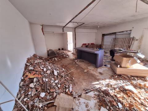 Refª  CPM20518 APT T3 com 2 Wc´s c/ Varanda a 1,5Km Jardim Morro e do metro  para remodelar