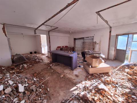 Refª  CPM20518 APT T3 com 2 Wc´s c/ Varanda a 1,5Km Jardim Morro e do metro  para remodelar