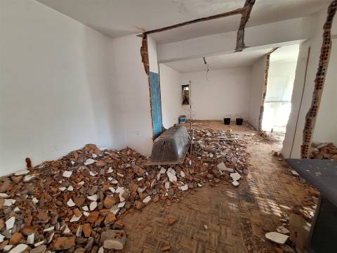 Refª  CPM20518 APT T3 com 2 Wc´s c/ Varanda a 1,5Km Jardim Morro e do metro  para remodelar