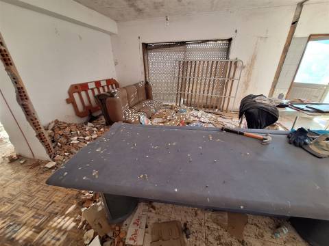 Refª  CPM20518 APT T3 com 2 Wc´s c/ Varanda a 1,5Km Jardim Morro e do metro  para remodelar