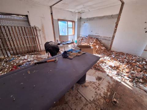 Refª  CPM20518 APT T3 com 2 Wc´s c/ Varanda a 1,5Km Jardim Morro e do metro  para remodelar