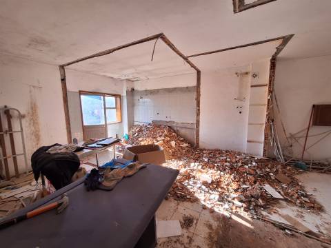 Refª  CPM20518 APT T3 com 2 Wc´s c/ Varanda a 1,5Km Jardim Morro e do metro  para remodelar