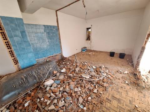 Refª  CPM20518 APT T3 com 2 Wc´s c/ Varanda a 1,5Km Jardim Morro e do metro  para remodelar