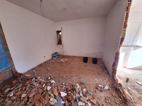 Refª  CPM20518 APT T3 com 2 Wc´s c/ Varanda a 1,5Km Jardim Morro e do metro  para remodelar