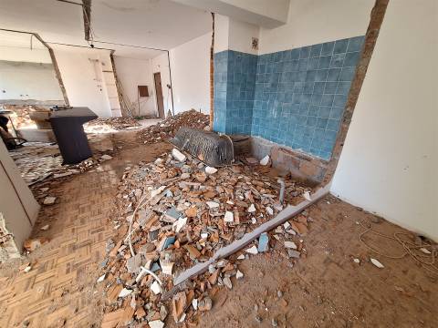 Refª  CPM20518 APT T3 com 2 Wc´s c/ Varanda a 1,5Km Jardim Morro e do metro  para remodelar