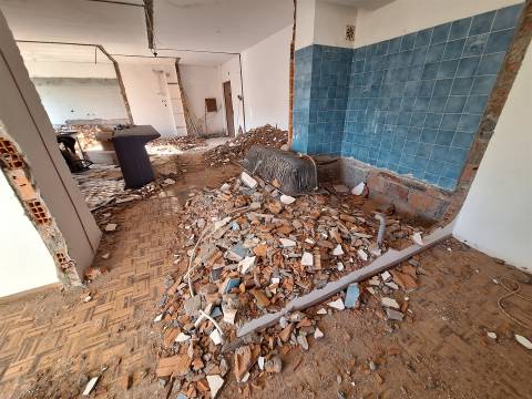 Refª  CPM20518 APT T3 com 2 Wc´s c/ Varanda a 1,5Km Jardim Morro e do metro  para remodelar