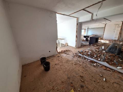 Refª  CPM20518 APT T3 com 2 Wc´s c/ Varanda a 1,5Km Jardim Morro e do metro  para remodelar