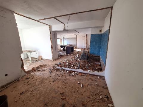 Refª  CPM20518 APT T3 com 2 Wc´s c/ Varanda a 1,5Km Jardim Morro e do metro  para remodelar