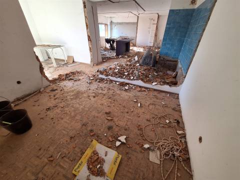 Refª  CPM20518 APT T3 com 2 Wc´s c/ Varanda a 1,5Km Jardim Morro e do metro  para remodelar