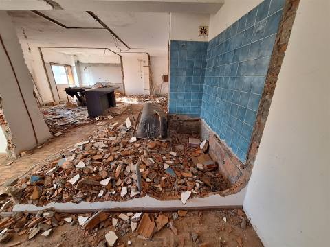 Refª  CPM20518 APT T3 com 2 Wc´s c/ Varanda a 1,5Km Jardim Morro e do metro  para remodelar