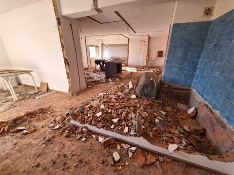 Refª  CPM20518 APT T3 com 2 Wc´s c/ Varanda a 1,5Km Jardim Morro e do metro  para remodelar