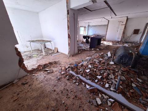 Refª  CPM20518 APT T3 com 2 Wc´s c/ Varanda a 1,5Km Jardim Morro e do metro  para remodelar