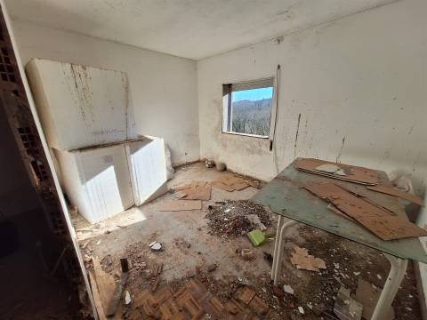 Refª  CPM20518 APT T3 com 2 Wc´s c/ Varanda a 1,5Km Jardim Morro e do metro  para remodelar