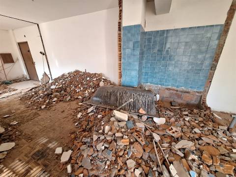 Refª  CPM20518 APT T3 com 2 Wc´s c/ Varanda a 1,5Km Jardim Morro e do metro  para remodelar