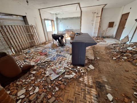 Refª  CPM20518 APT T3 com 2 Wc´s c/ Varanda a 1,5Km Jardim Morro e do metro  para remodelar