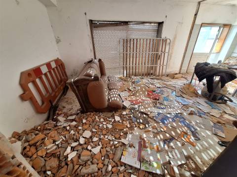 Refª  CPM20518 APT T3 com 2 Wc´s c/ Varanda a 1,5Km Jardim Morro e do metro  para remodelar